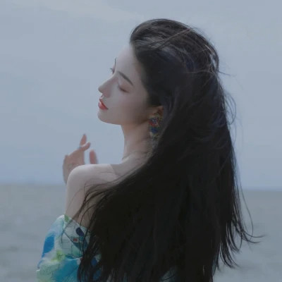 2025最火头像女伤感真人图片