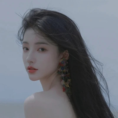 2025最火头像女伤感真人图片