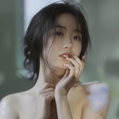 2025最火头像女伤感真人图片