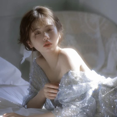 2025最火头像女伤感真人图片