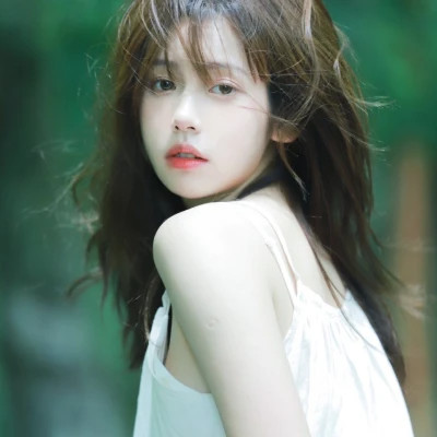 2025最火头像女伤感真人图片