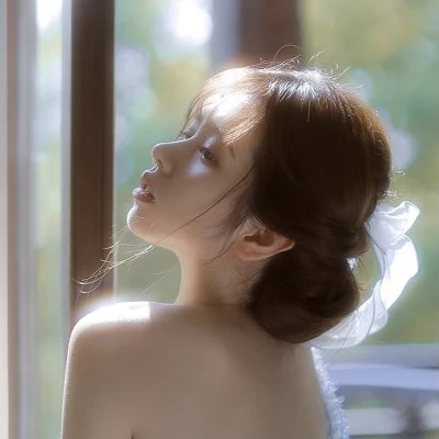 2025最火头像女伤感真人图片