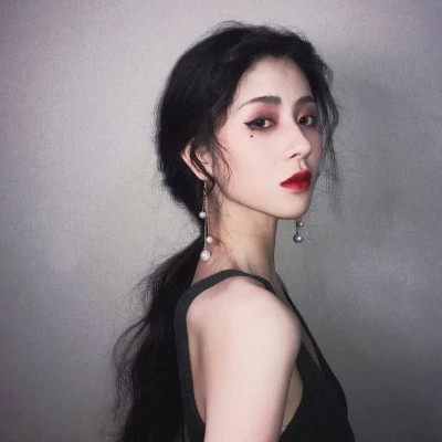 2025最火头像女伤感真人图片