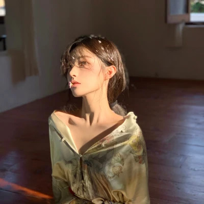 2025最火头像女伤感真人图片