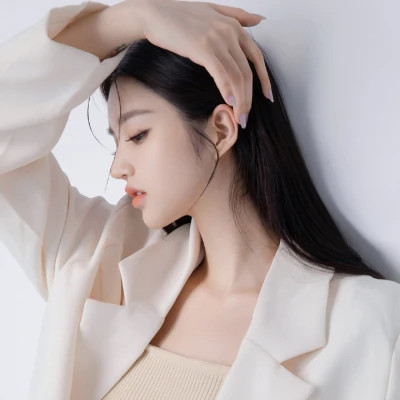 2025最火头像女伤感真人图片