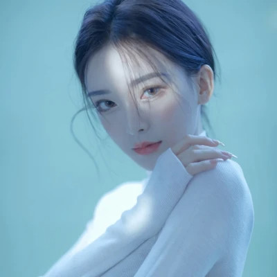 2025最火头像女伤感真人图片