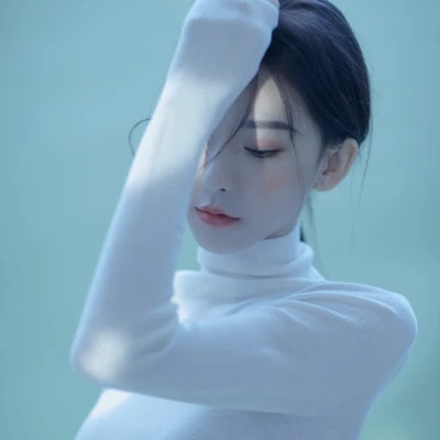 2025最火头像女伤感真人图片