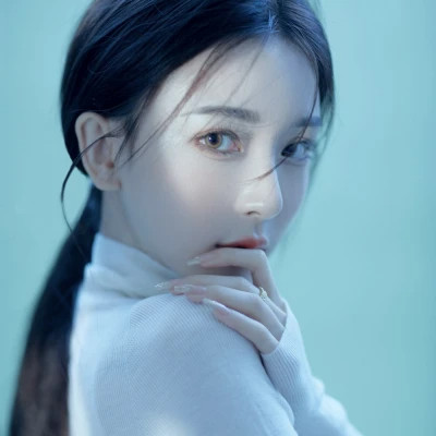 2025最火头像女伤感真人图片