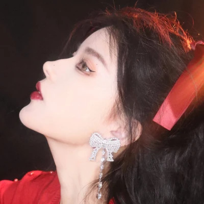 2025最火头像女伤感真人图片