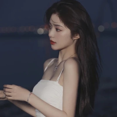 2025最火头像女伤感真人图片