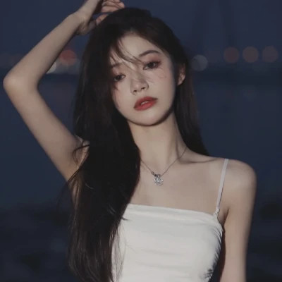 2025最火头像女伤感真人图片