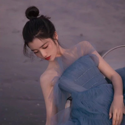 2025最火头像女伤感真人图片