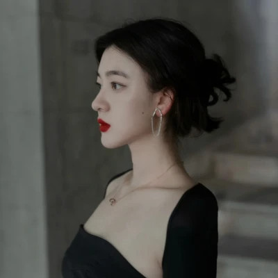 2025最火头像女伤感真人图片