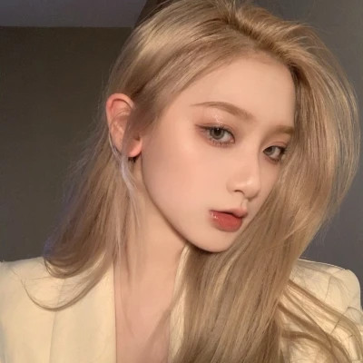 2025最火头像女伤感真人图片