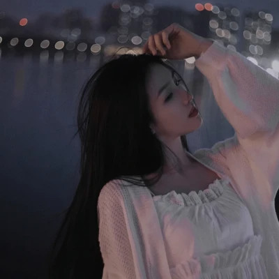 2025最火头像女伤感真人图片