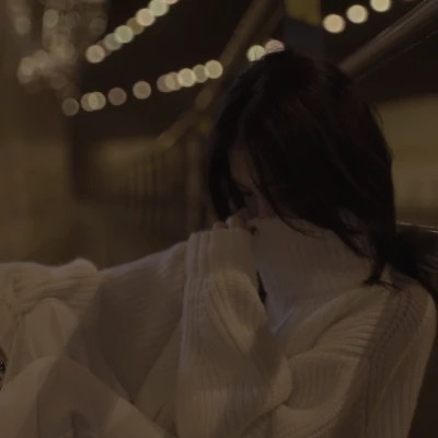 2025最火头像女伤感真人图片