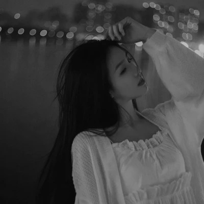 气质黑白女生忧郁伤心头像