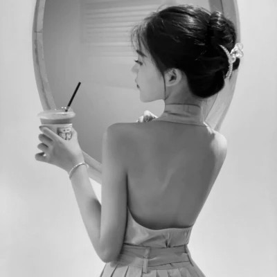 气质黑白女生忧郁伤心头像