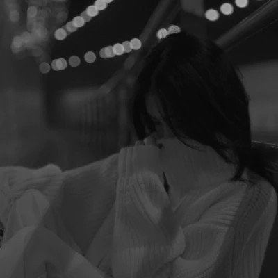气质黑白女生忧郁伤心头像
