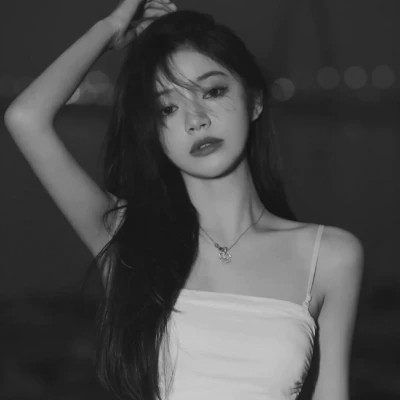 气质黑白女生忧郁伤心头像