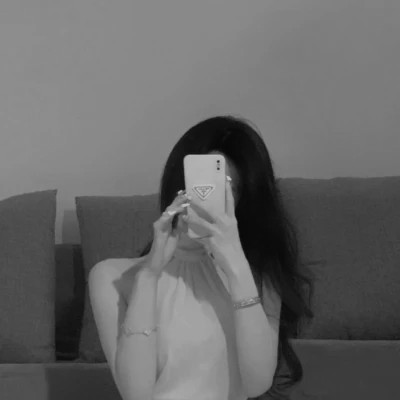 气质黑白女生忧郁伤心头像
