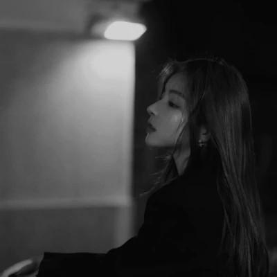 气质黑白女生忧郁伤心头像