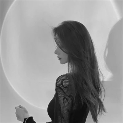 气质黑白女生忧郁伤心头像