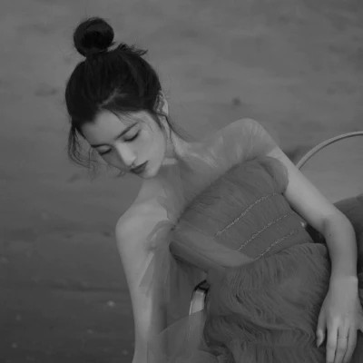 气质黑白女生忧郁伤心头像