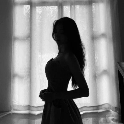 气质黑白女生忧郁伤心头像