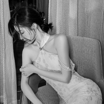 气质黑白女生忧郁伤心头像