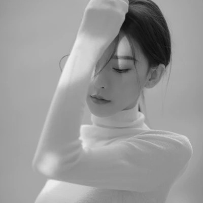 气质黑白女生忧郁伤心头像