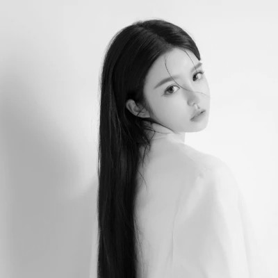 气质黑白女生忧郁伤心头像