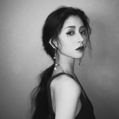 气质黑白女生忧郁伤心头像