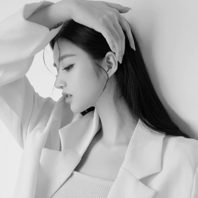 气质黑白女生忧郁伤心头像