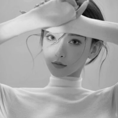 气质黑白女生忧郁伤心头像