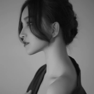 气质黑白女生忧郁伤心头像