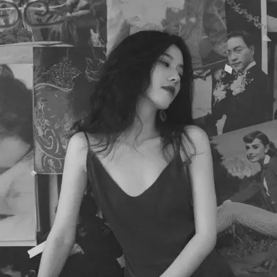 气质黑白女生忧郁伤心头像