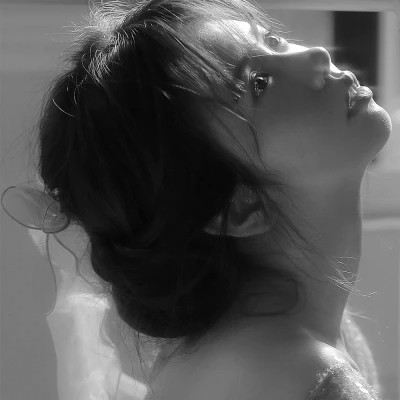 气质黑白女生忧郁伤心头像