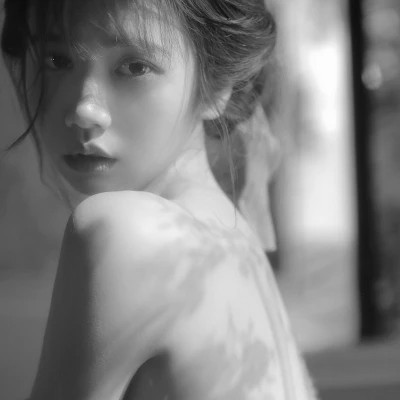 气质黑白女生忧郁伤心头像