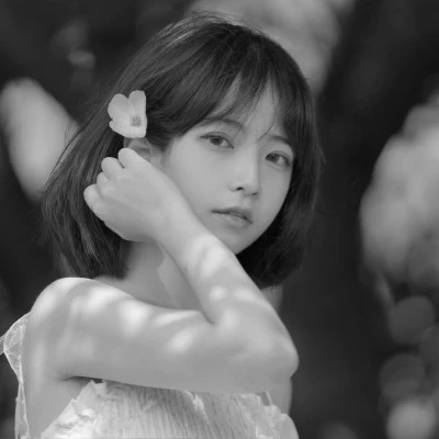 气质黑白女生忧郁伤心头像