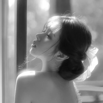 气质黑白女生忧郁伤心头像