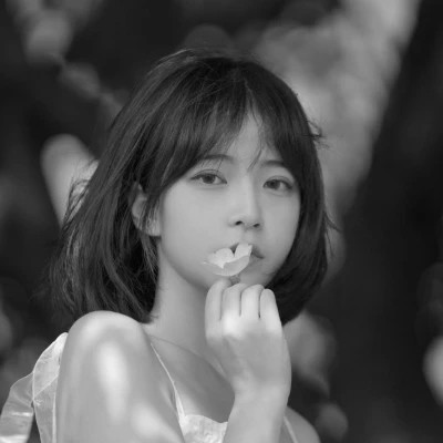 气质黑白女生忧郁伤心头像