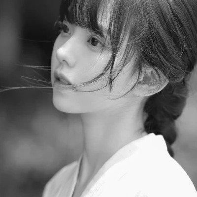 气质黑白女生忧郁伤心头像
