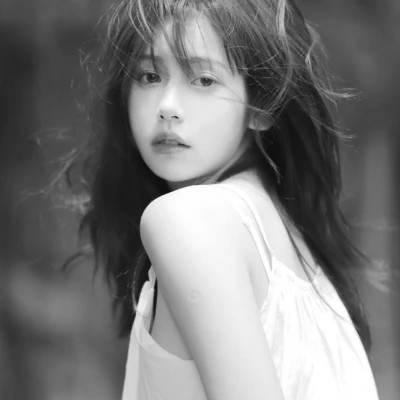 气质黑白女生忧郁伤心头像