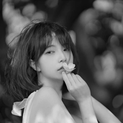 气质黑白女生忧郁伤心头像