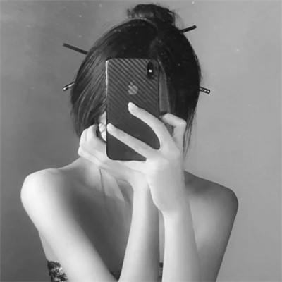 气质黑白女生忧郁伤心头像