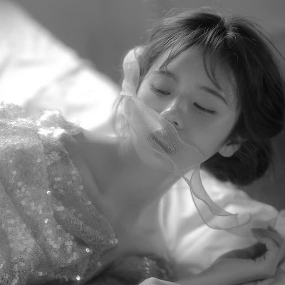 气质黑白女生忧郁伤心头像