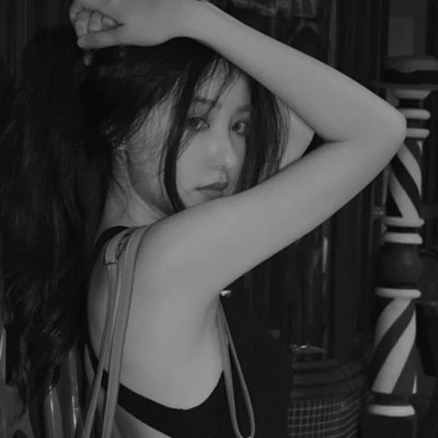 气质黑白女生忧郁伤心头像