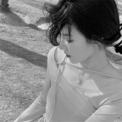 气质黑白女生忧郁伤心头像