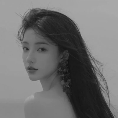 气质黑白女生忧郁伤心头像